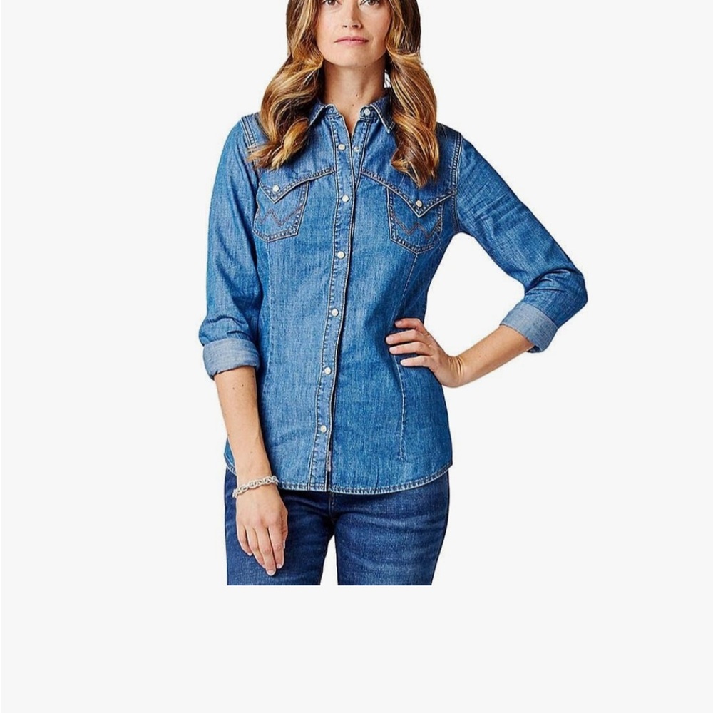 Wrangler Women's  Blue Denim Shirt size medium - Picture 4 of 9